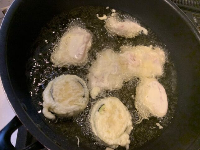 とり天を揚げている様子